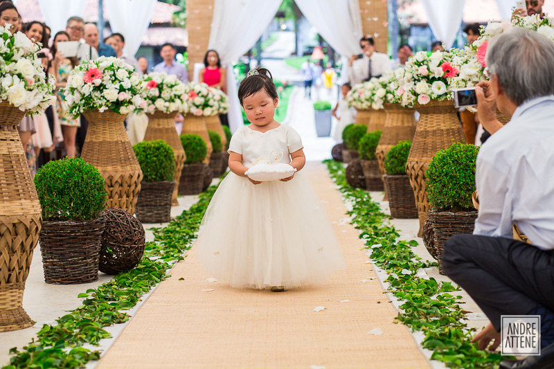 garotinha entra com alianças em cerimônia de casamento de Janete e Douglas