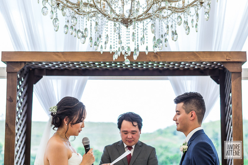 noiva declara seus votos ao noivo em cerimônia de casamento em São Paulo, Fotografia de Andre Attene