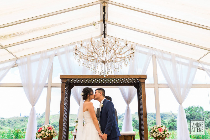a tão esperada hora do beijo dos noivos registrada pelo fotógrafo de casamentos Andre Attene