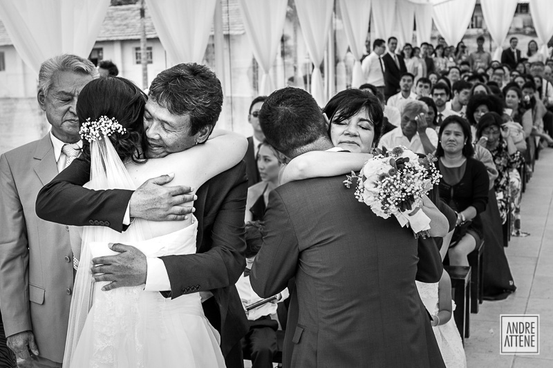 os pais no noivo os cumprimentam com emoção e espontaneidade em sua cerimônia de casamento fotografada por Andre Attene