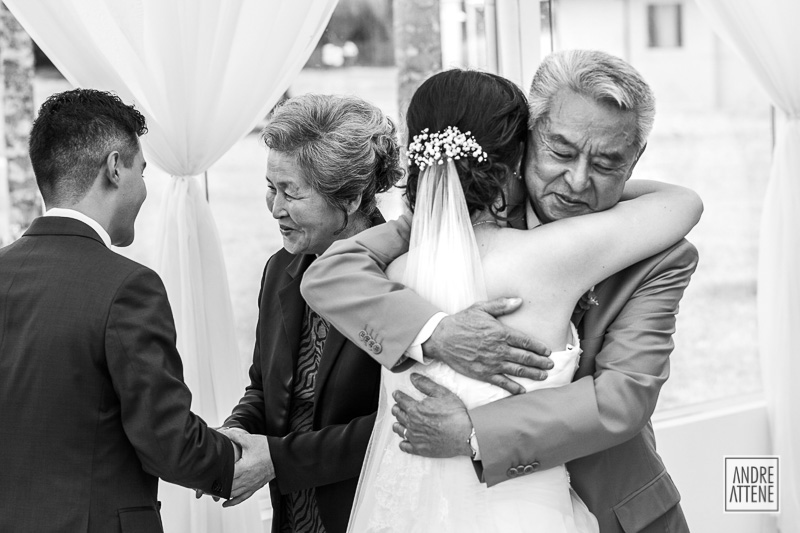 noiva cumprimenta seu pai emocionado em cerimônia de casamento fotografado por Andre Attene em São Paulo