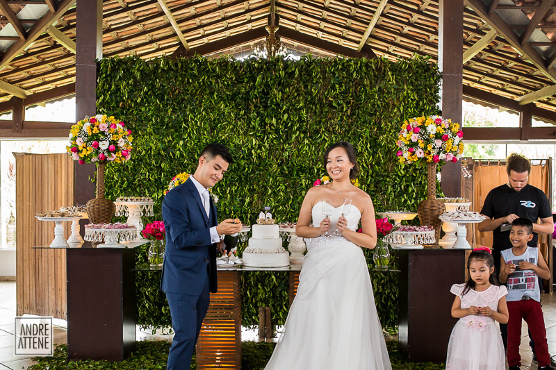noivo abre o champagne para brindar com sua noiva na festa de casamento