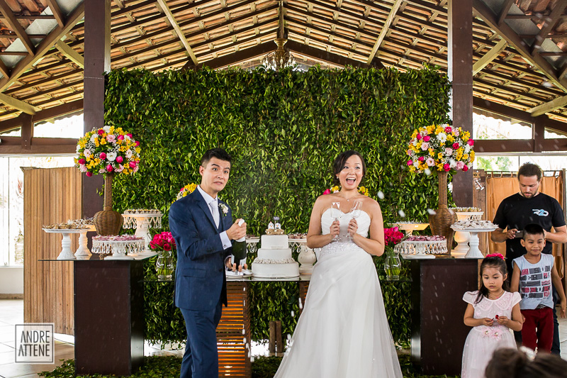 noivos se assustam quando a rolha voa nos convidados