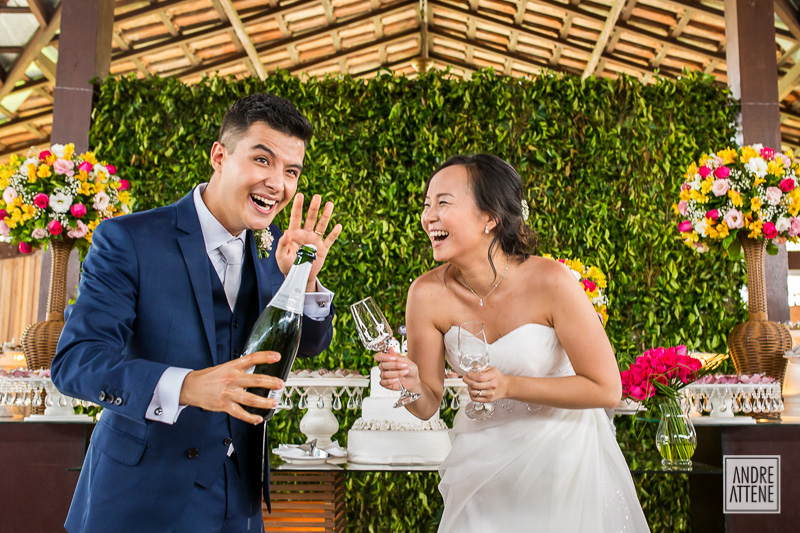 noivo se desculpa por ter lançado a rolha nos convidados