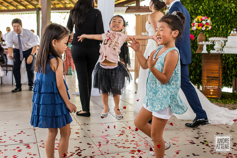 crianças pulam ao som da banda durante festa de casamento de Janete e Douglas fotografada por Andre Attene
