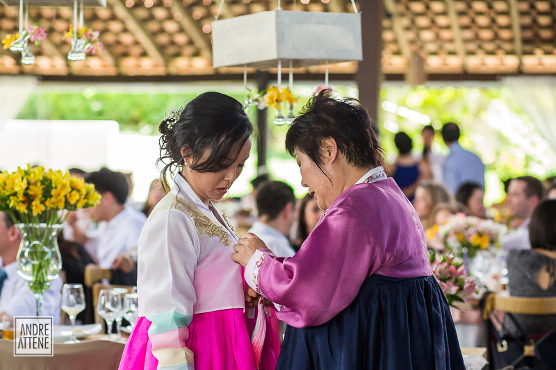 costume coreano de amarrar o laço do vestido da noiva, fotografia de Andre Attene