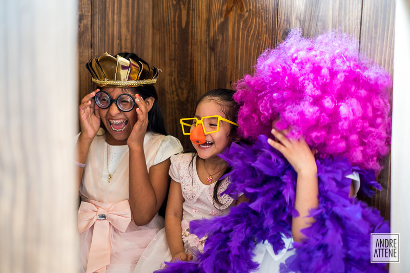 crianças se divertem em cabine de fotos