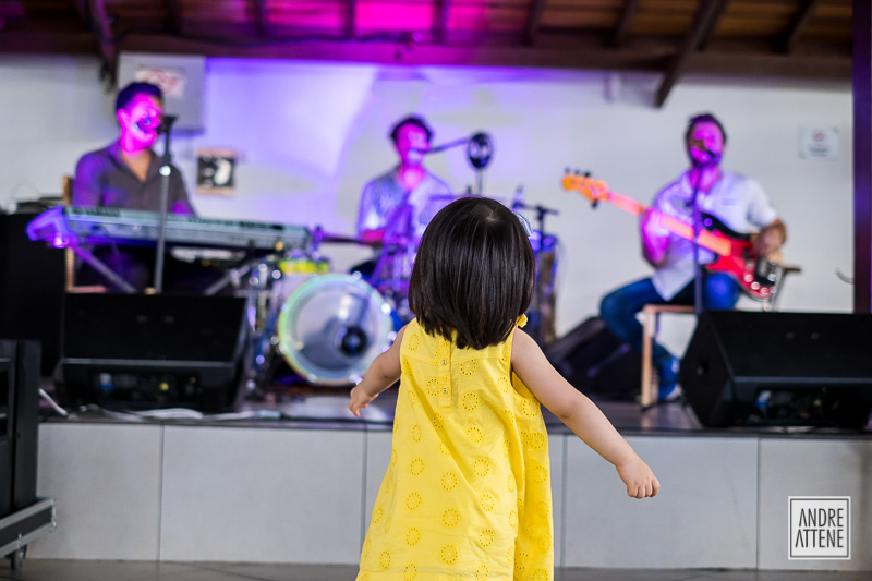 garitinha dançando em festa de casamento de Janete e Douglas