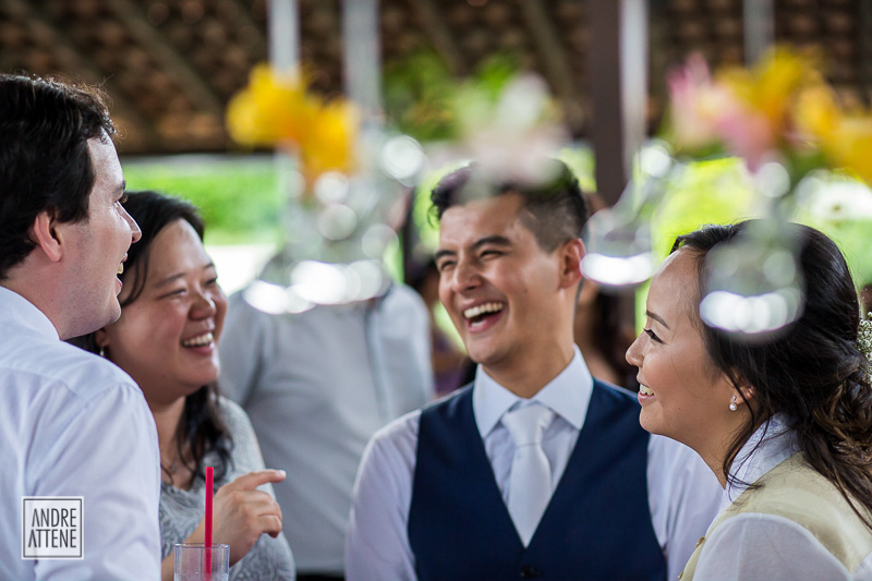 noivos conversam com convidados em fotografia natural e espontânea de Andre Attene