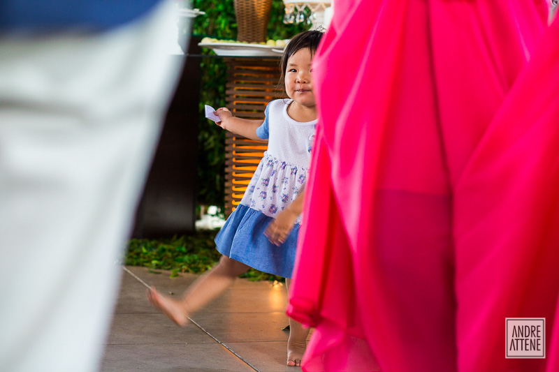 menina dançando em festa de casamento em fotografia de Andre Attene