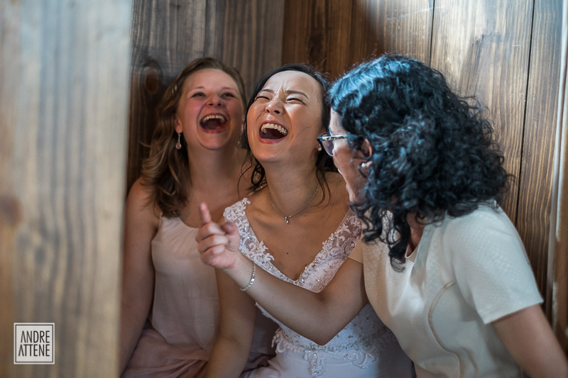 noiva e convidadas sorrindo espontaneamente durante sua festa de casamento