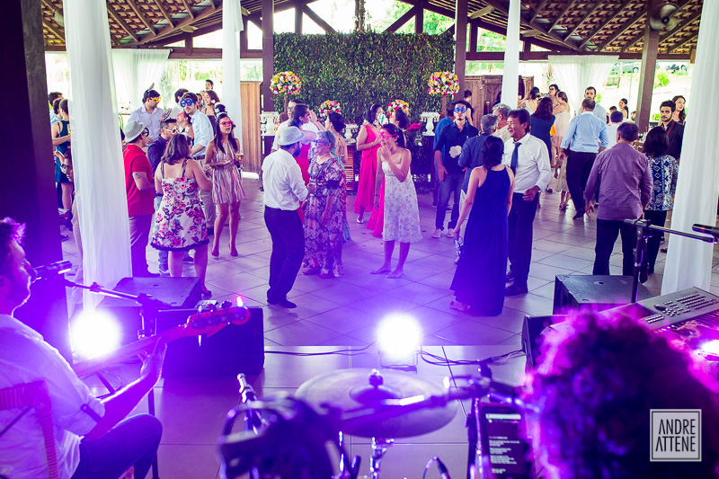 convidados dançam ao som da banda durante festa de casamento