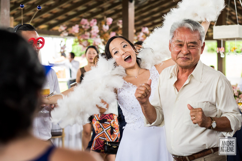 noiva dança com seu pai em sua festa de casamento fotografada por Andre Attene