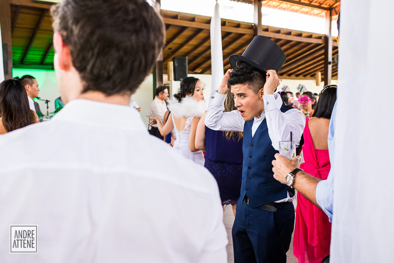 noivo Douglas se diverte em sua festa de casamento, registrado pelo fotógrafo Andre Attene