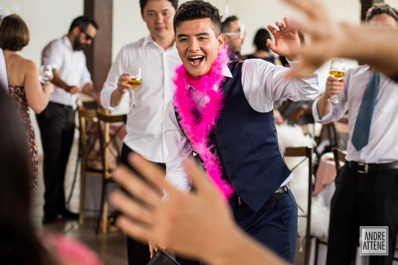 noivo dança com seus amigos em sua festa de casamento