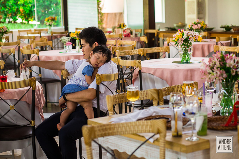 garotinha que brincou durante toda a festa dorme no colo de seu pai em fotografia espontânea de Andre Attene, foteografo de casamentos em São Paulo