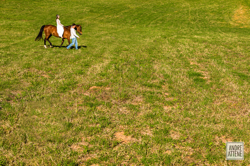Passeando no campo, Larissa e Ze desfilam no pre wedding de Andre Attene no interior de São Paulo