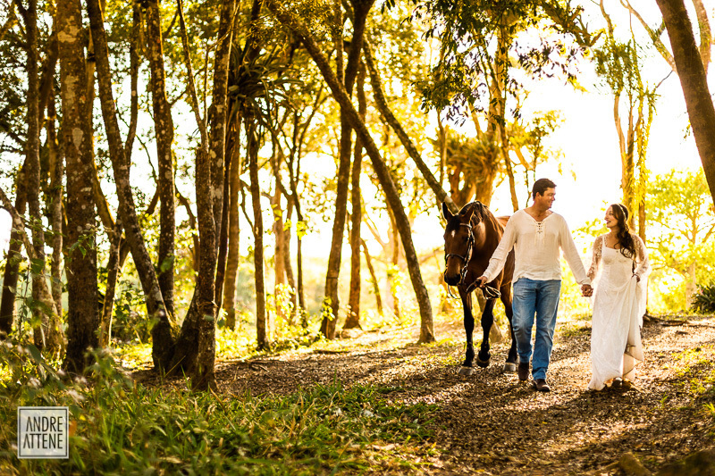 Larissa e Zé descem do cavalo enquanto passeiam durante seu ensaio fotografico pre casamento de Andre Attene, fotógrafo de casamentos em Sao Paulo