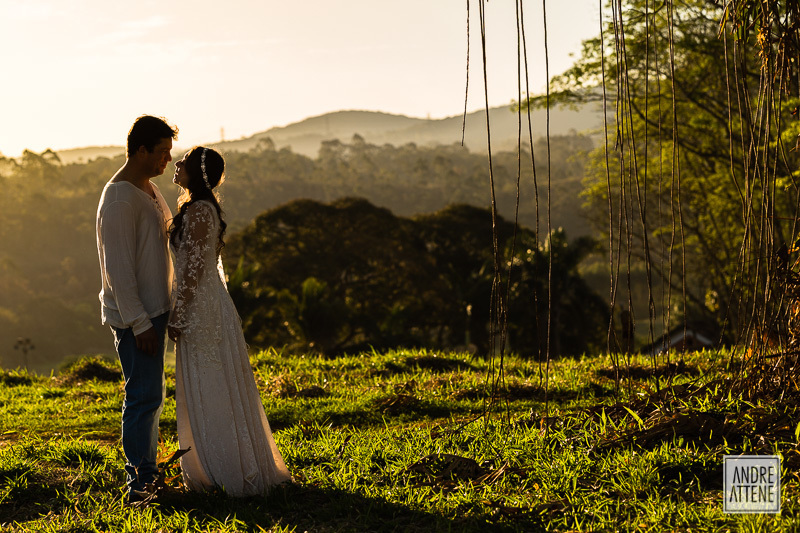 Quase na hora do por do sol, o casal sente a luz sobre seus rostos num momento romantico e natural fotografado por Andre Attene em SP