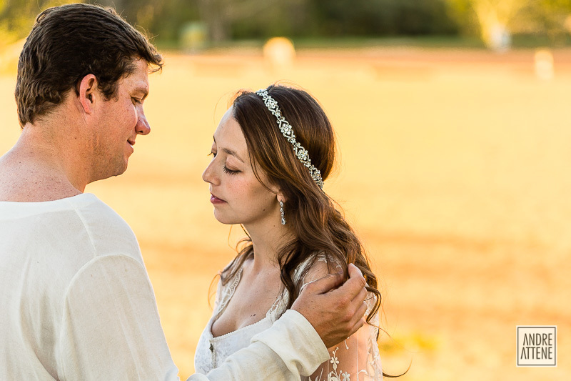 O noivo acaricia sua noiva com delicadeza, em pre wedding fotografado por Andre Attene
