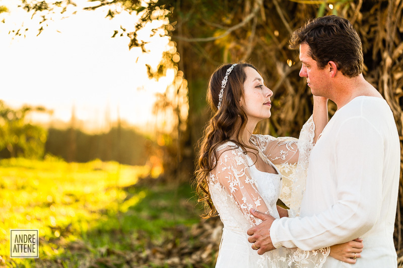 Com a linda luz amarelada do fim do dia, Larissa e Zé aproveitam os últimos momentos de seu ensaio fotográfico natura e espontaneamente