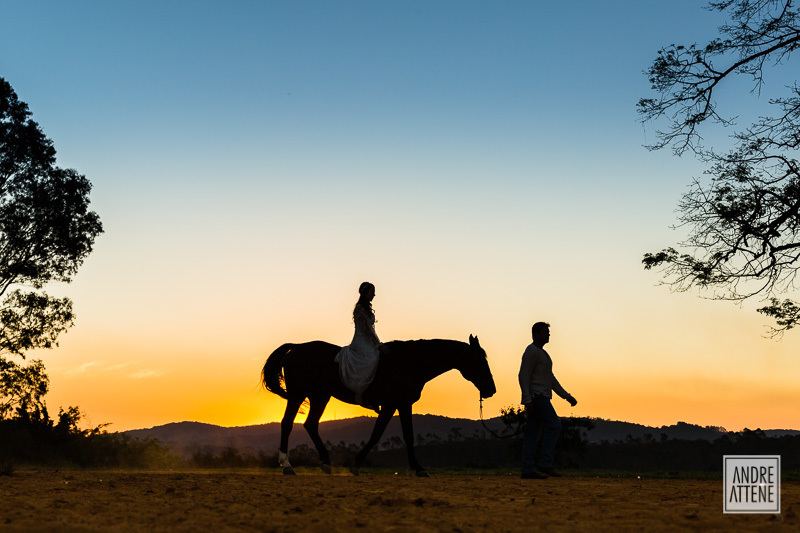 Passeando ao pôr do sol, o casal se despede do lindo dia de seu pre wedding com Andre Attene, fotógrafo de SP