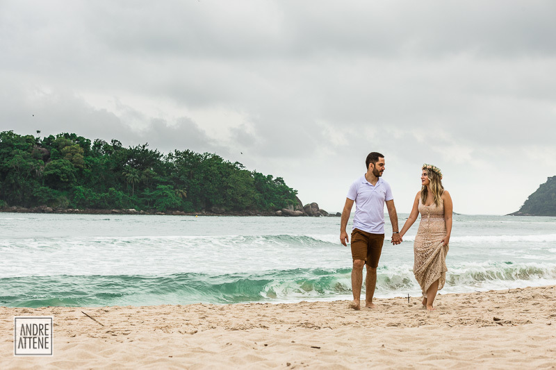 Jessica e João passeando naturalmente na praia em seu pre wedding fotografado por Andre Attene SP
