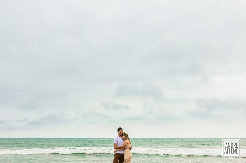 Casal curtindo um momento romântico na praia fotografados pelo fotógrafo de casamentos de São Paulo, Andre Attene