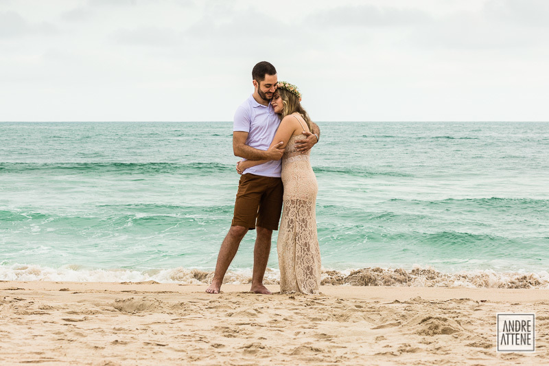 Enquanto ouvem o som das ondas do mar, casal relaxa em foto espontânea de ensaio fotográfico na praia