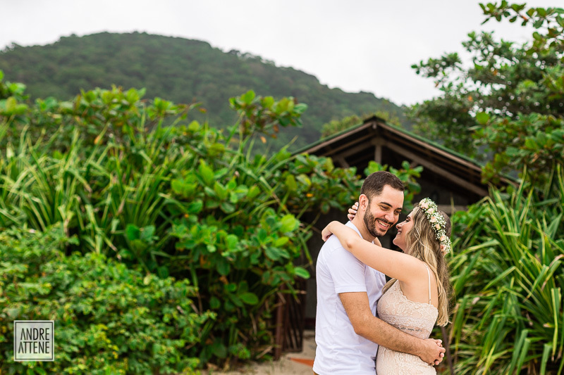 cercados de natureza, noivos se abraçam com sorriso natural