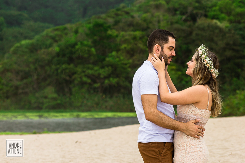 No Guaruja, litoral de São Paulo, casal carinhosamente é imortalizado em seu ensaio pre casamento