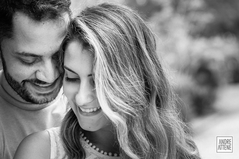 lindo casal, Jessica e Joao, sorriem livremente em fotografia espontânea de Andre Attene, fotógrafo de casamentos