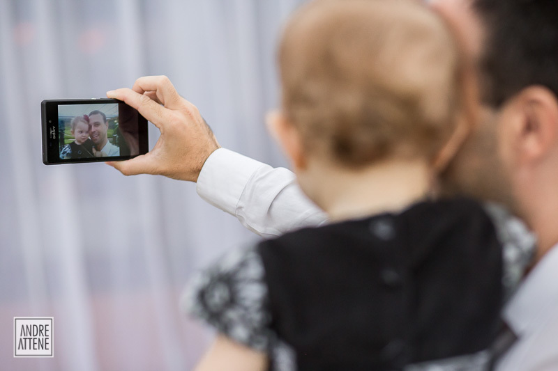 Os convidados vão chegando e fazendo as famosas selfies antes do início da cerimônia