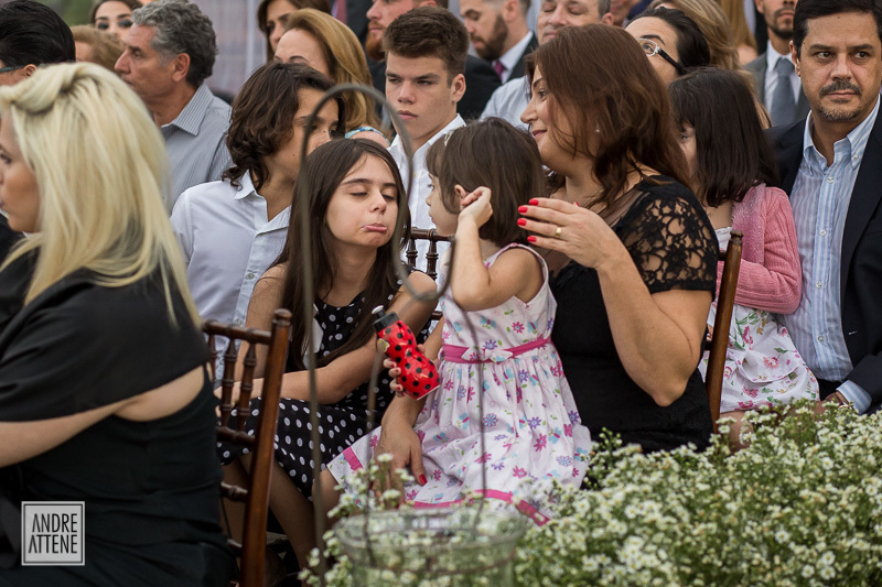 crianças brincam para fazer o tempo passar antes do início do casamento