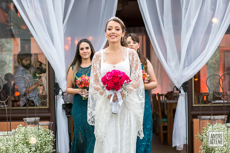 Enfim, a entrada da noiva, Larissa, com suas damas de honra