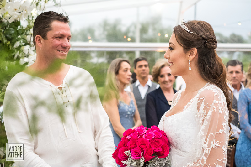 Larissa encontra Zé, o noivo, no altar