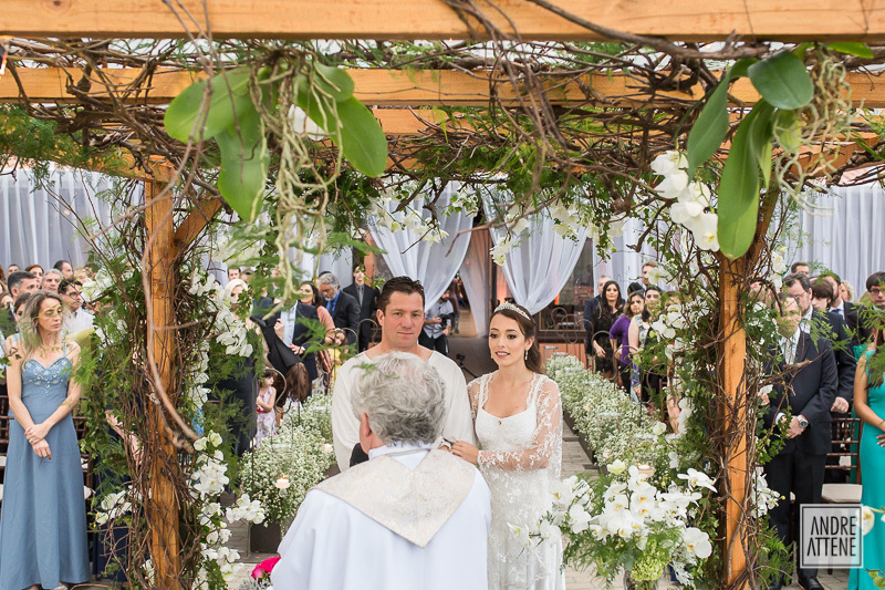 o Padre inicia sua pregação, na cerimônia de casamento de Larissa e Zé, fotografada por Andre Attene, fotógrafo de casamento de São Paulo