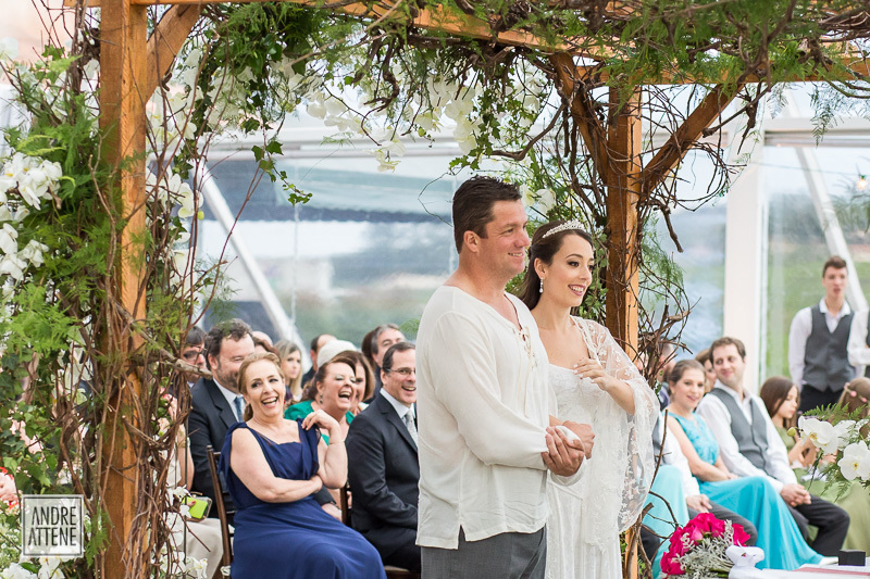 Os noivos estão felizes com as palavras do Padre