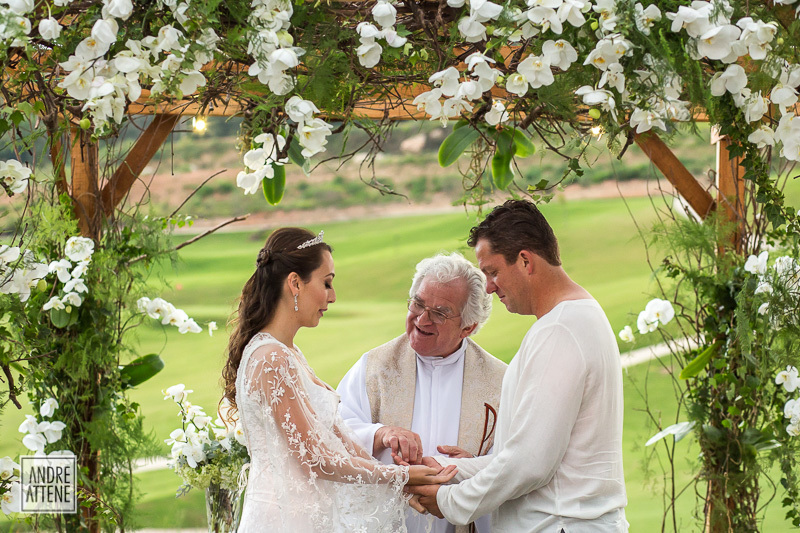 o Padre entrega as alianças nas mãos dos noivos