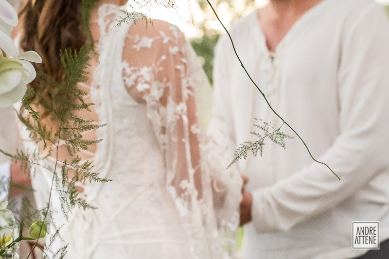 detalhe mostra as plantas que cercam o altar de Larissa e Zé