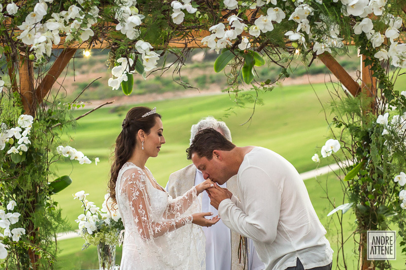 Noivo beija a mão da noiva em fotografia de Andre Attene, fotógrafo de casamento de São Paulo