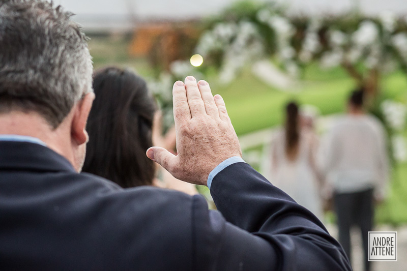 os convidados levantam suas mãos para pedir de Deus sua bênção sobre os noivos