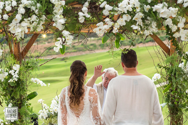 fotografia de Andre Attene mostra o Padre abençoando a cerimônia de casamento de Larissa e Zé