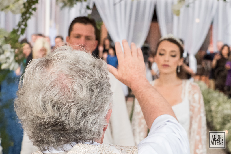 detalhe do lado do Padre mostra sua visão dos noivos na cerimônia de casamento