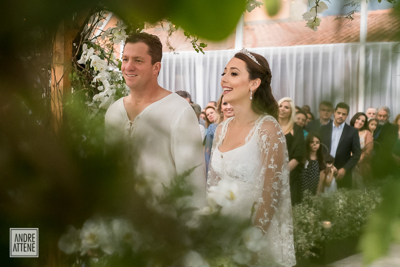 casal sorri com naturalidade em fotografia de Andre Attene