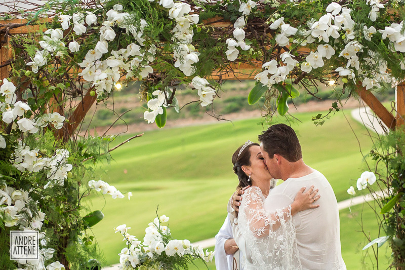 fotógrafo de casamentos de São Paulo, Andre Attene, registra o beijo nos noivos, o primeiro beijo como marido e mulher em sua cerimônia de casamento
