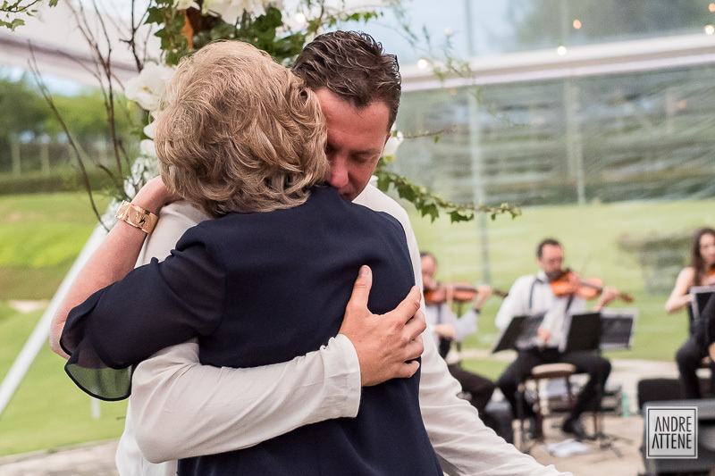 O noivo abraça sua mãe com carinho no final de sua cerimônia de casamento