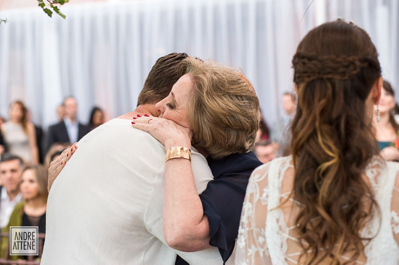 a mãe do noivo se despede de seu filho solteiro no final da cerimônia do seu casamento
