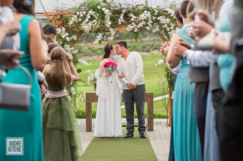 no final da cerimônia de casamento, os noivos se beijam em fotografia de Andre Attene, fotógrafo de casamentos em São Paulo