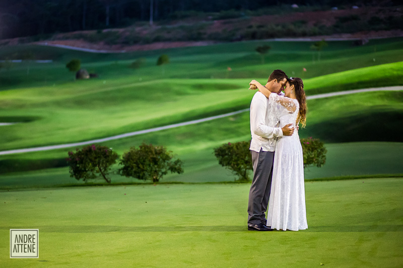 fotografia de Andre Attene mostra os noivos nos campos de golf do Gare da Mata, em São Roque